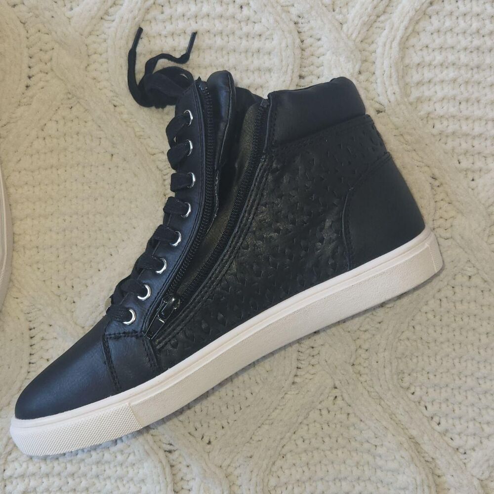 NEW Steve Madden Eiris Black Mid Top Tennis Shoes Size 8.5 - Picture 2 of 5